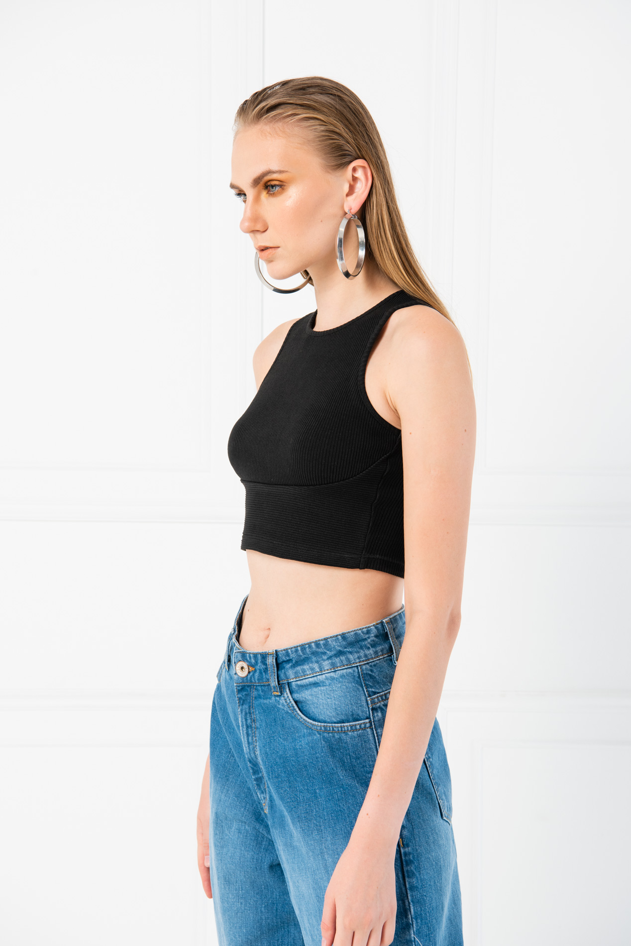 black crew neck crop top