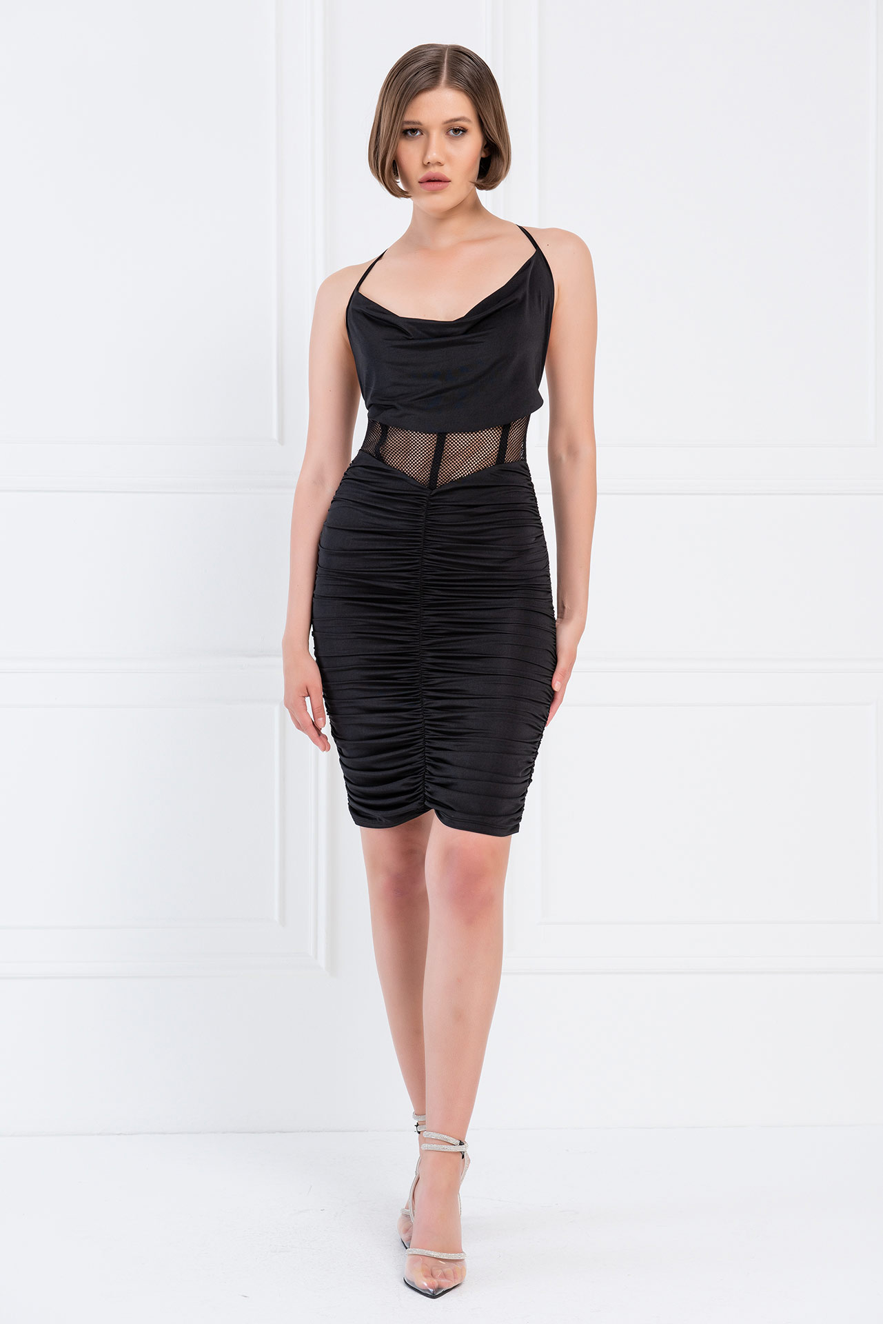 Siyah Sırt Detaylı Büzgülü Elbise