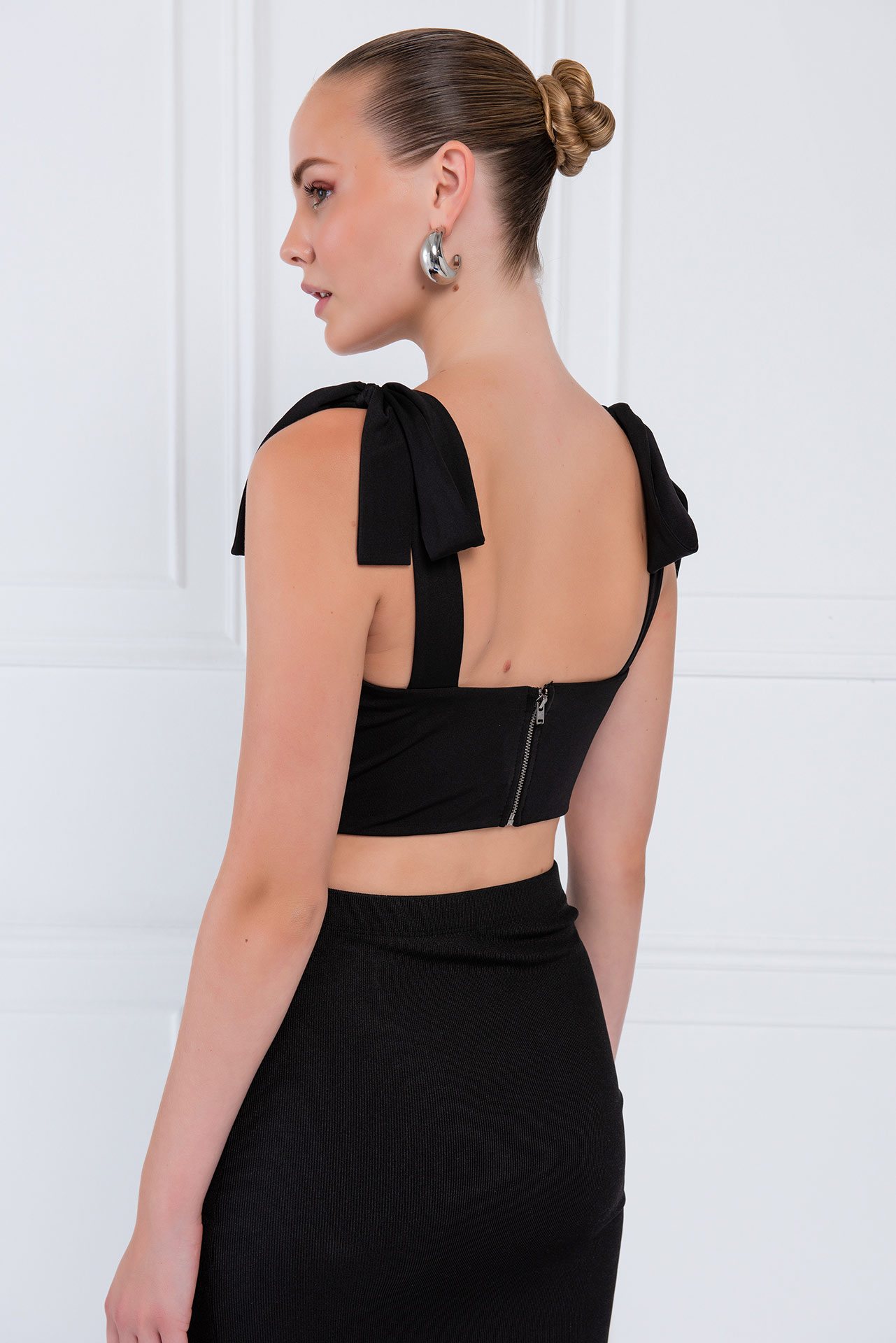 Siyah Omuzları Bağcık Detaylı Büstiyer