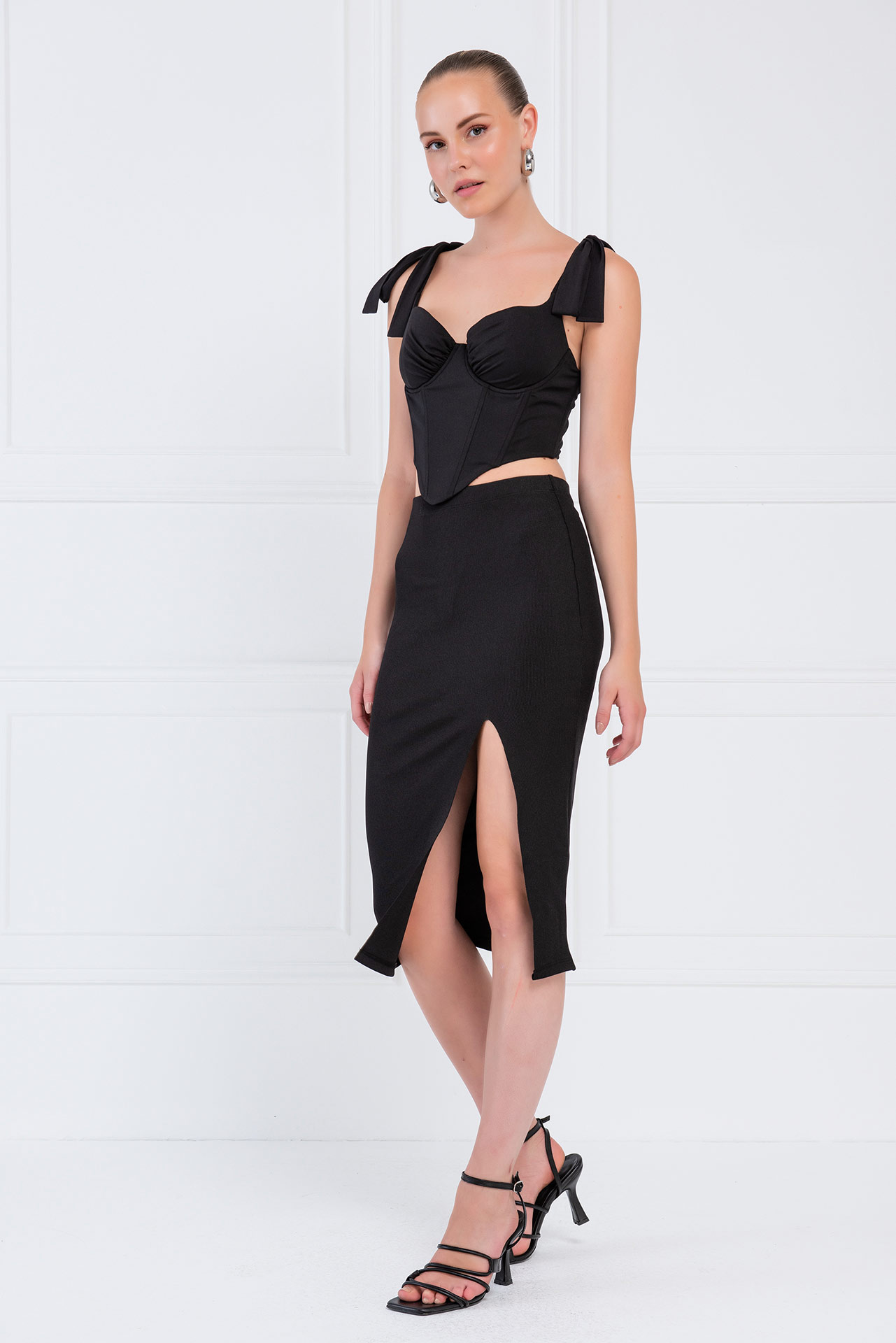 Siyah Omuzları Bağcık Detaylı Büstiyer