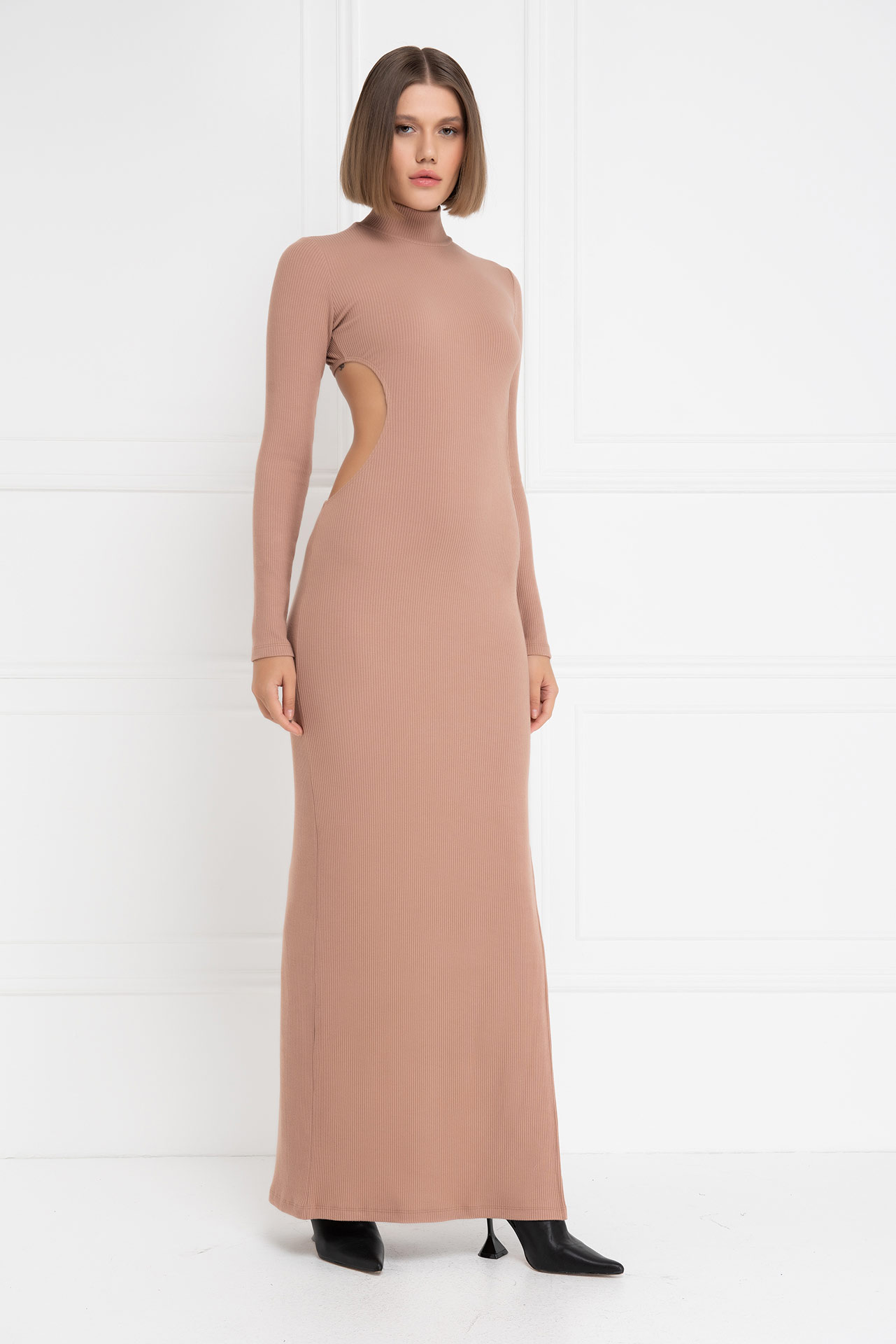 Karamel Bel Dekolteli Yırtmaçlı Maxi Elbise