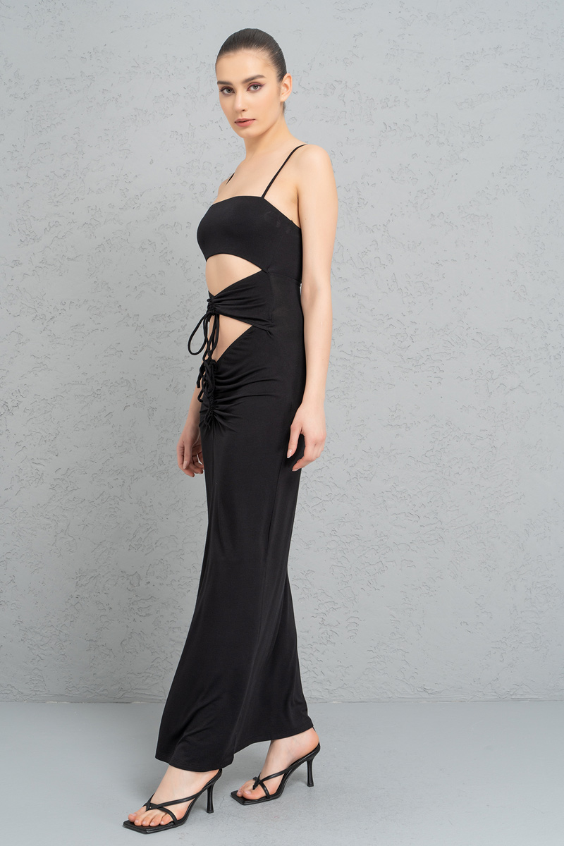 Siyah Askılı Göbek Dekolteli Maxi Elbise