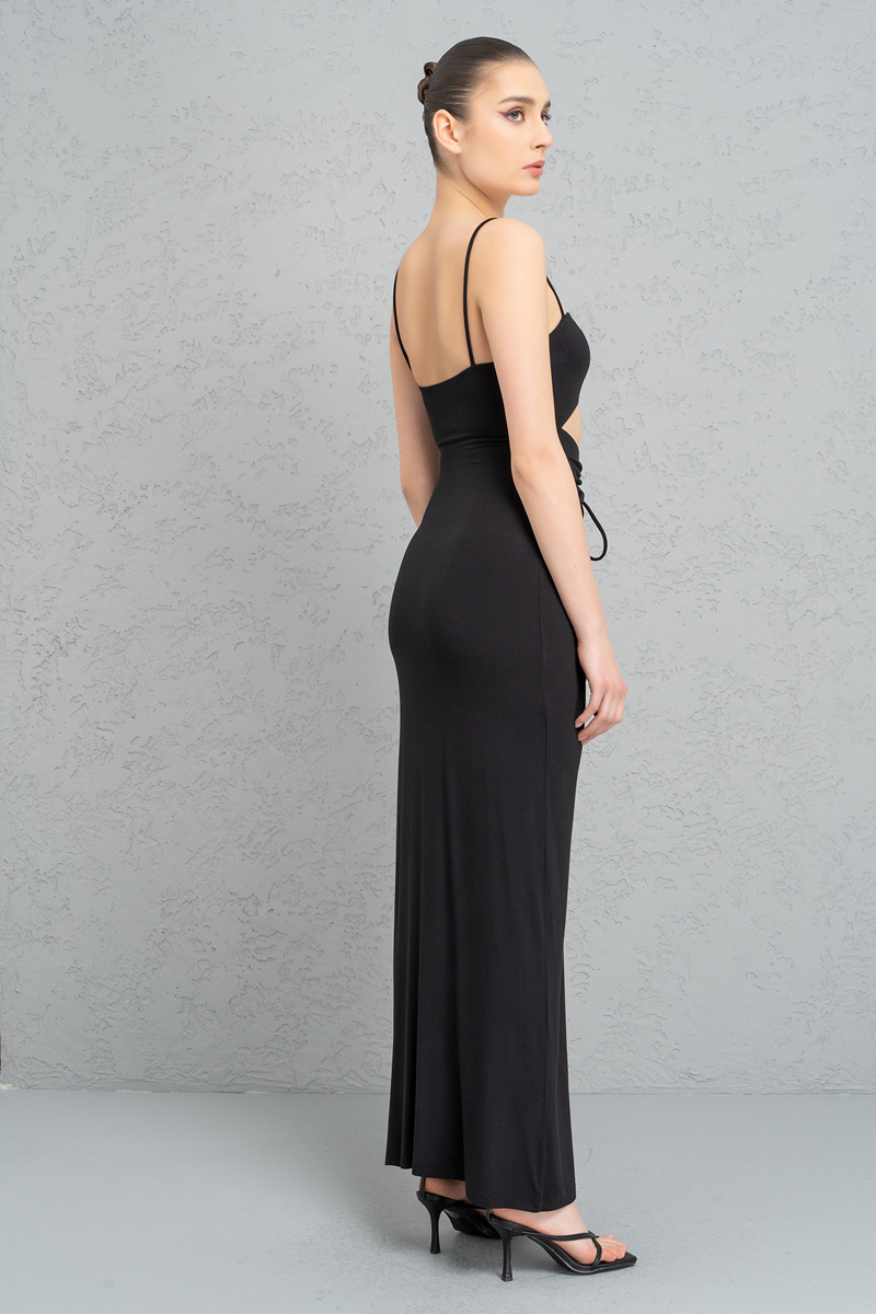 Siyah Askılı Göbek Dekolteli Maxi Elbise