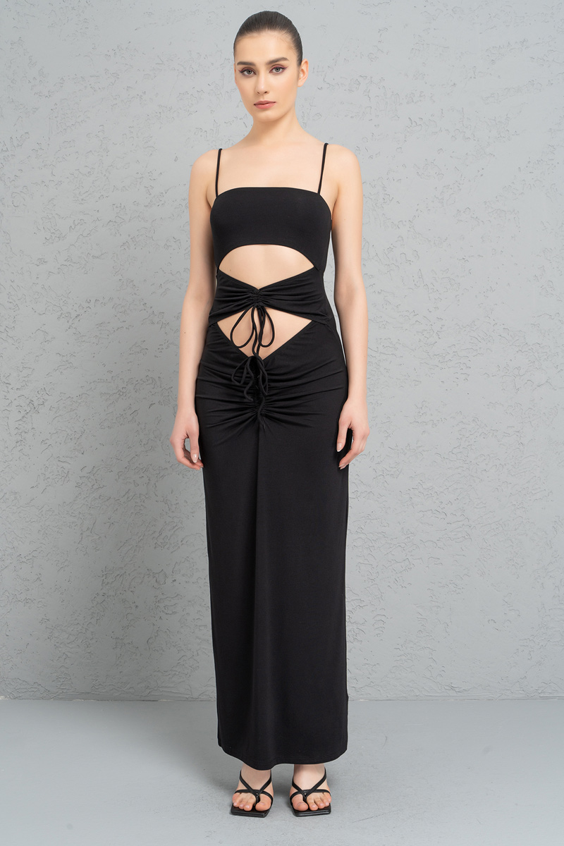 Siyah Askılı Göbek Dekolteli Maxi Elbise