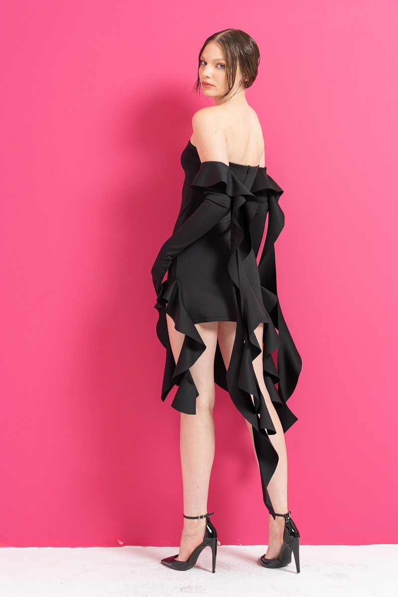 Siyah Eldivenli Volanlı Straplez Elbise