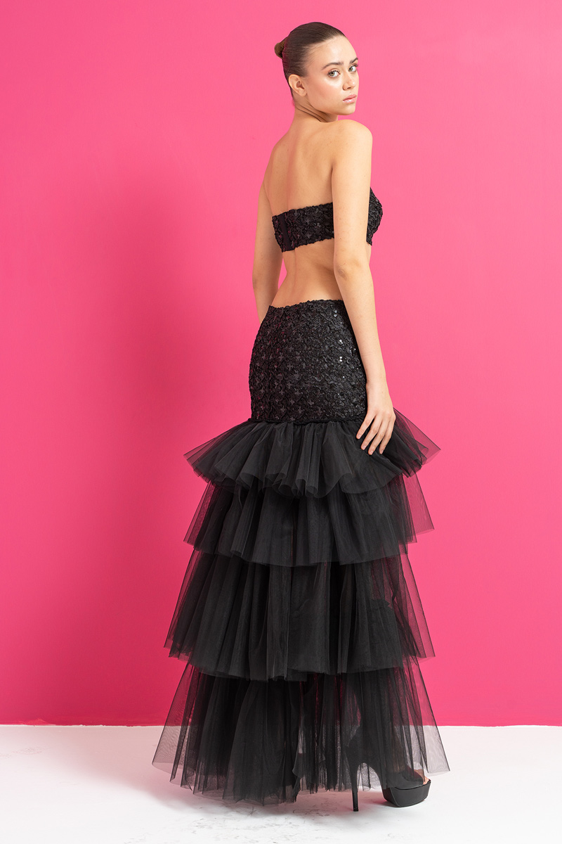 Siyah Straplez Payet Büstiyer & Önü Kısa Arkası Uzun Fırfırlı Etek Takım