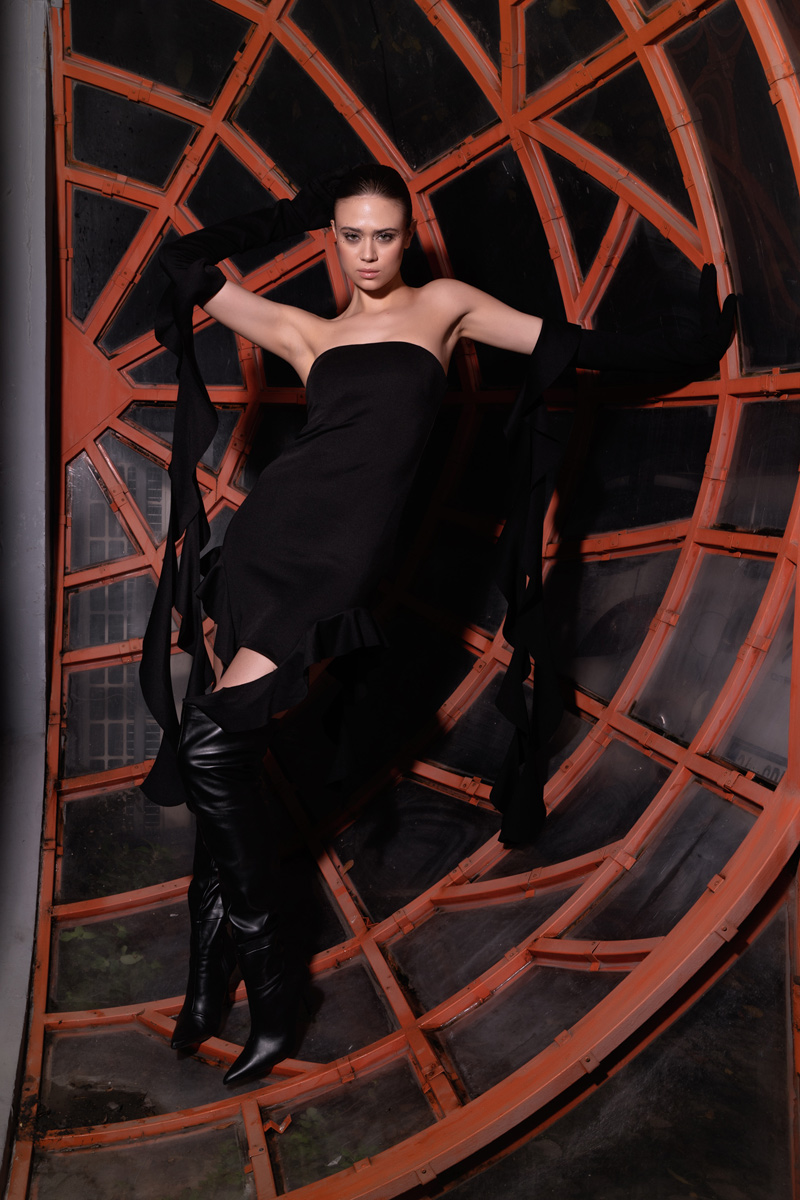 Siyah Eldivenli Volanlı Straplez Elbise