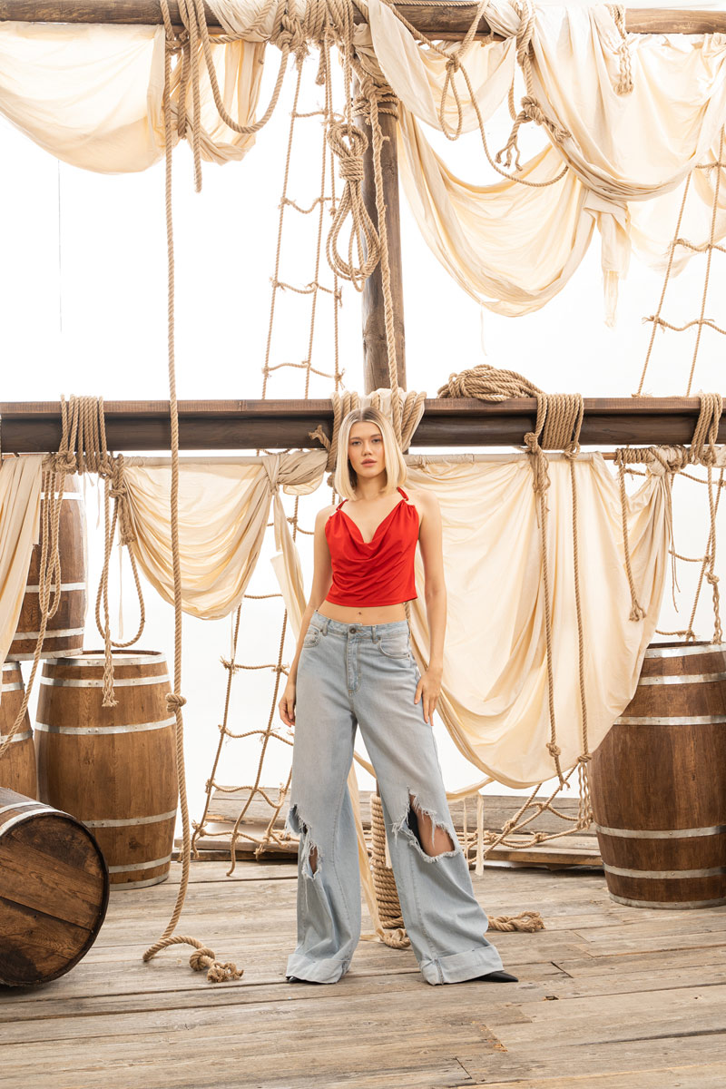 Kırmızı Degaje Yaka Bluz