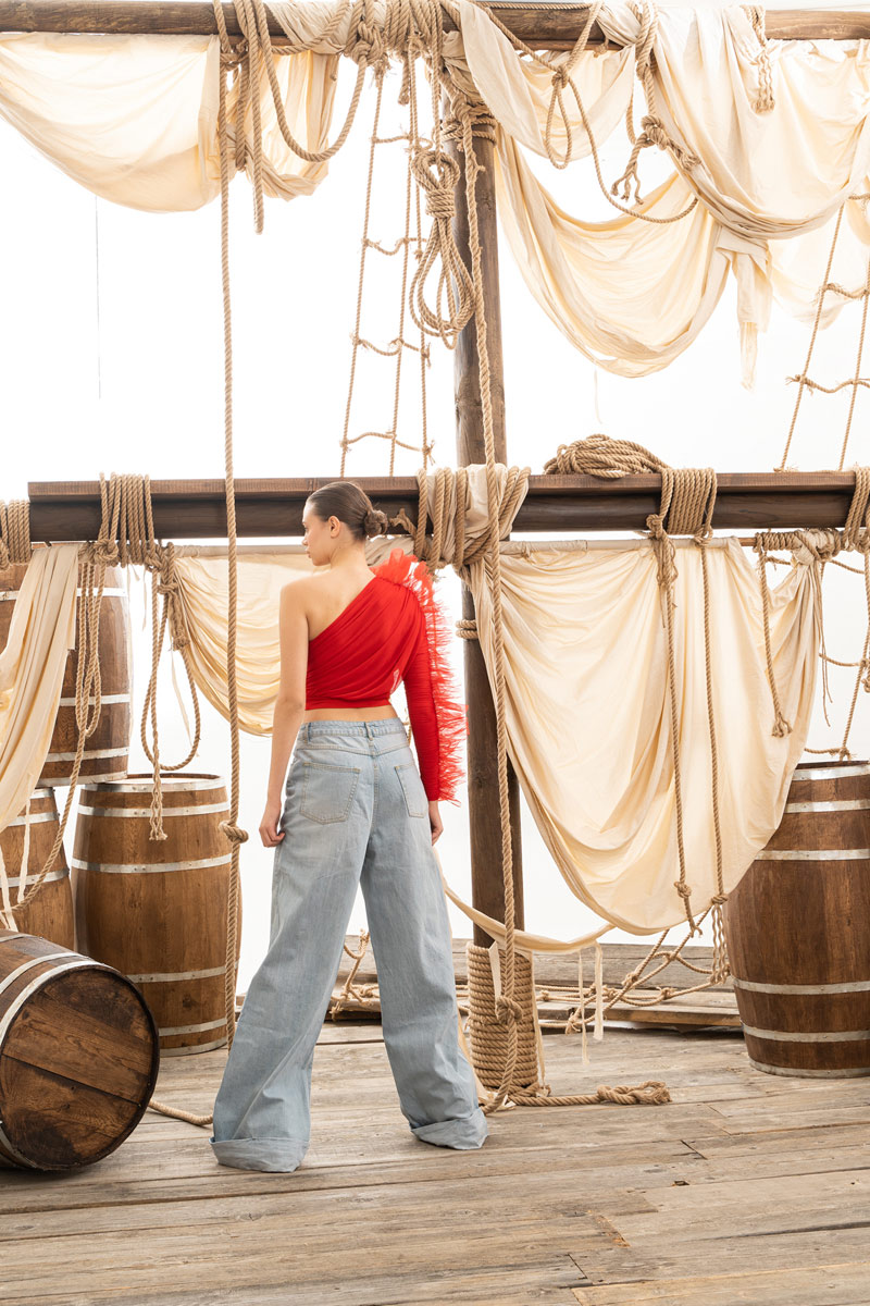 Kırmızı Tek Kollu Fırfırlı Bluz