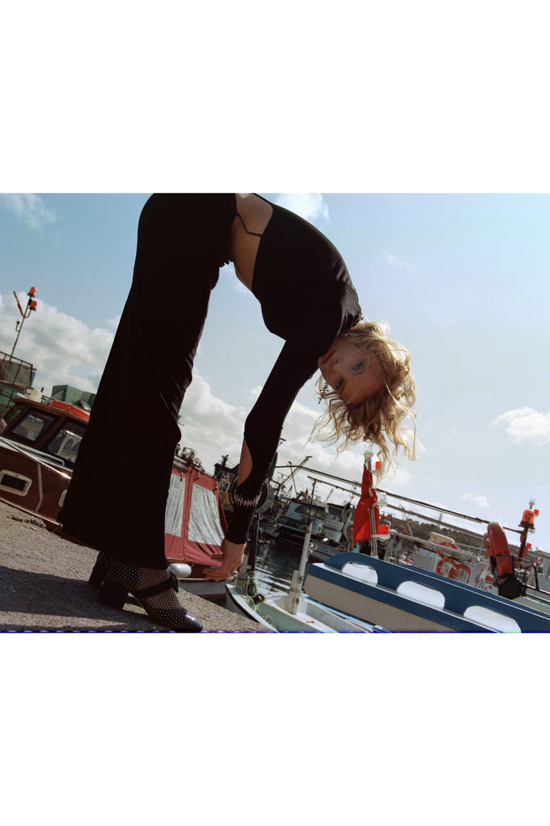 Siyah Göbek Dekolteli Maxi Kaşkorse Elbise