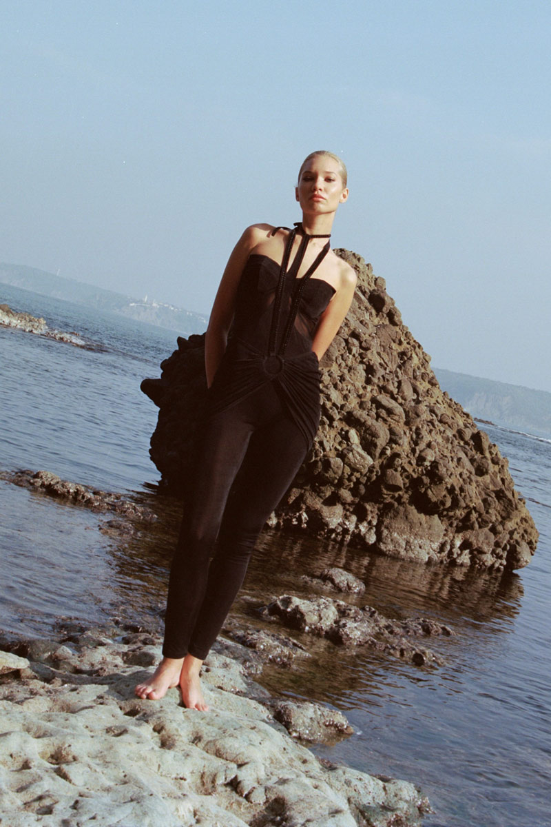 Siyah Yaka Detaylı Tulum & Taşlı Etek Takım