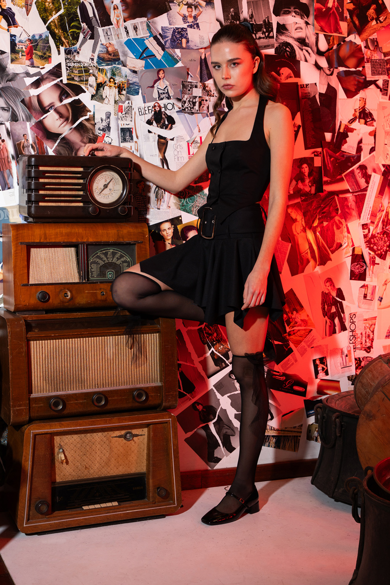 Siyah Kemer Detaylı Mini Etek