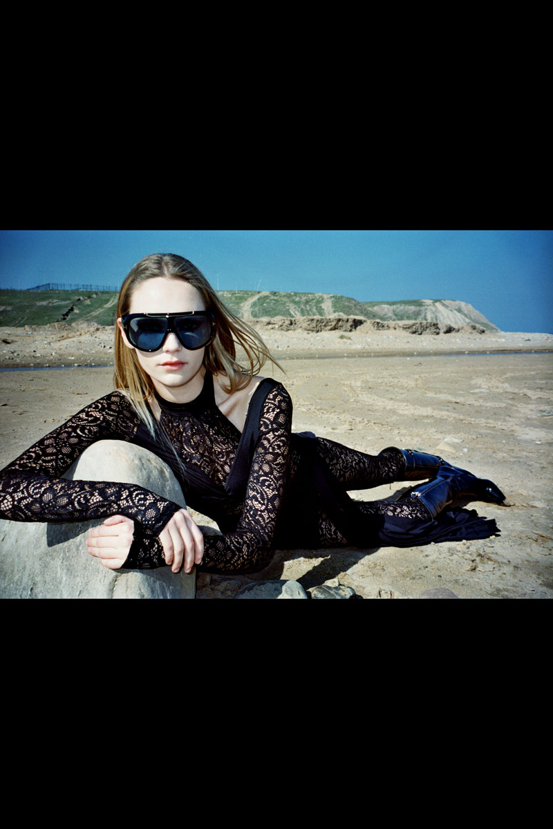 Siyah Yaka Detaylı Dantel Tulum