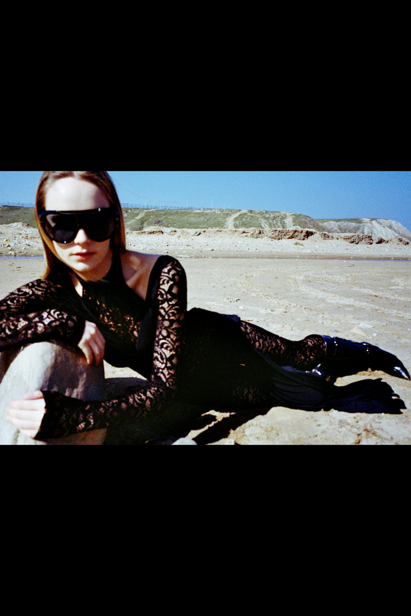 Siyah Yaka Detaylı Dantel Tulum