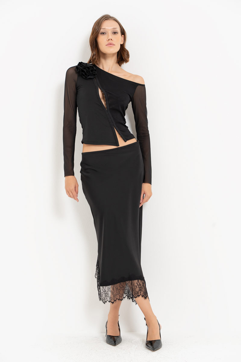 Siyah Gül Detaylı Agraflı Tül Bluz