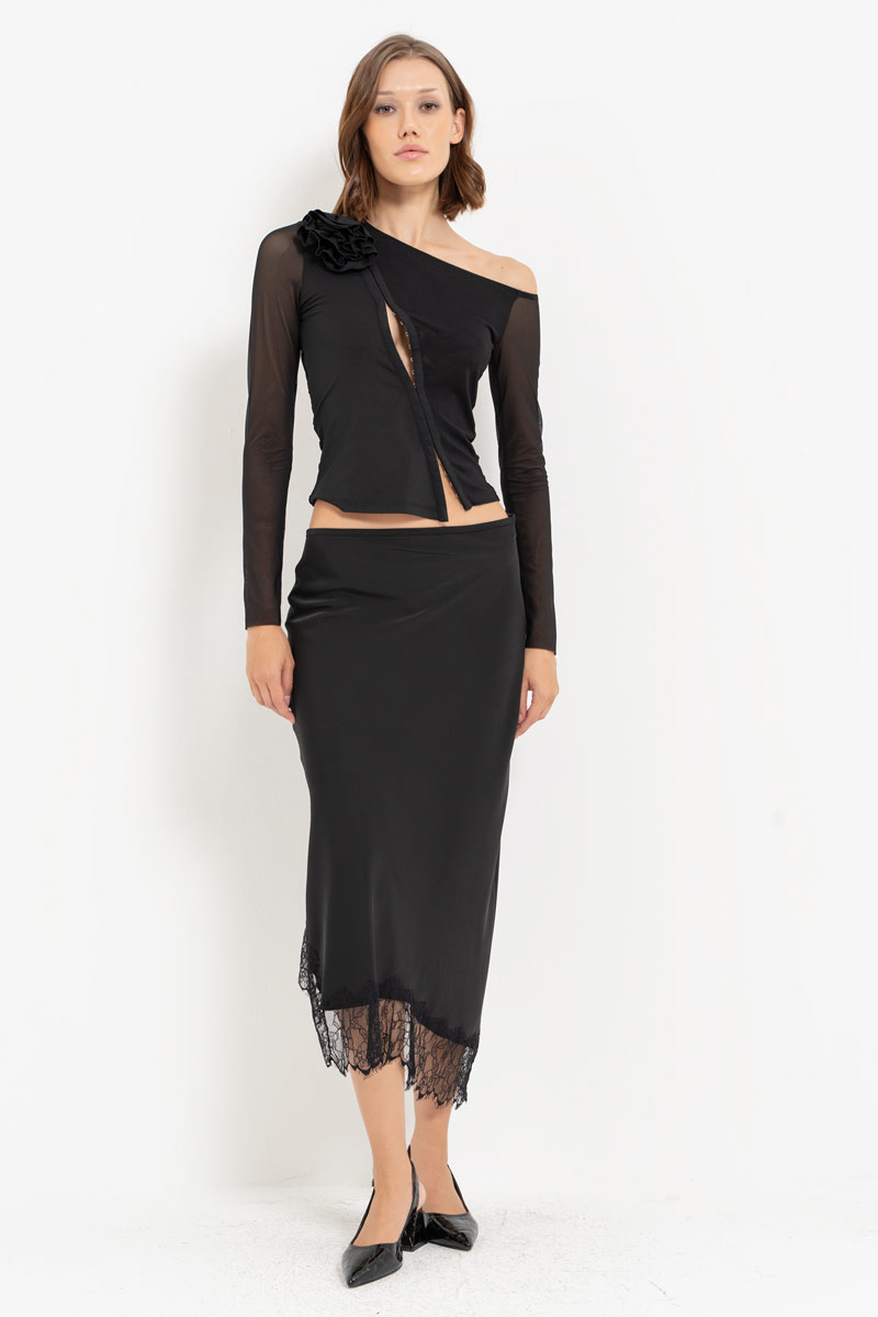 Siyah Gül Detaylı Agraflı Tül Bluz