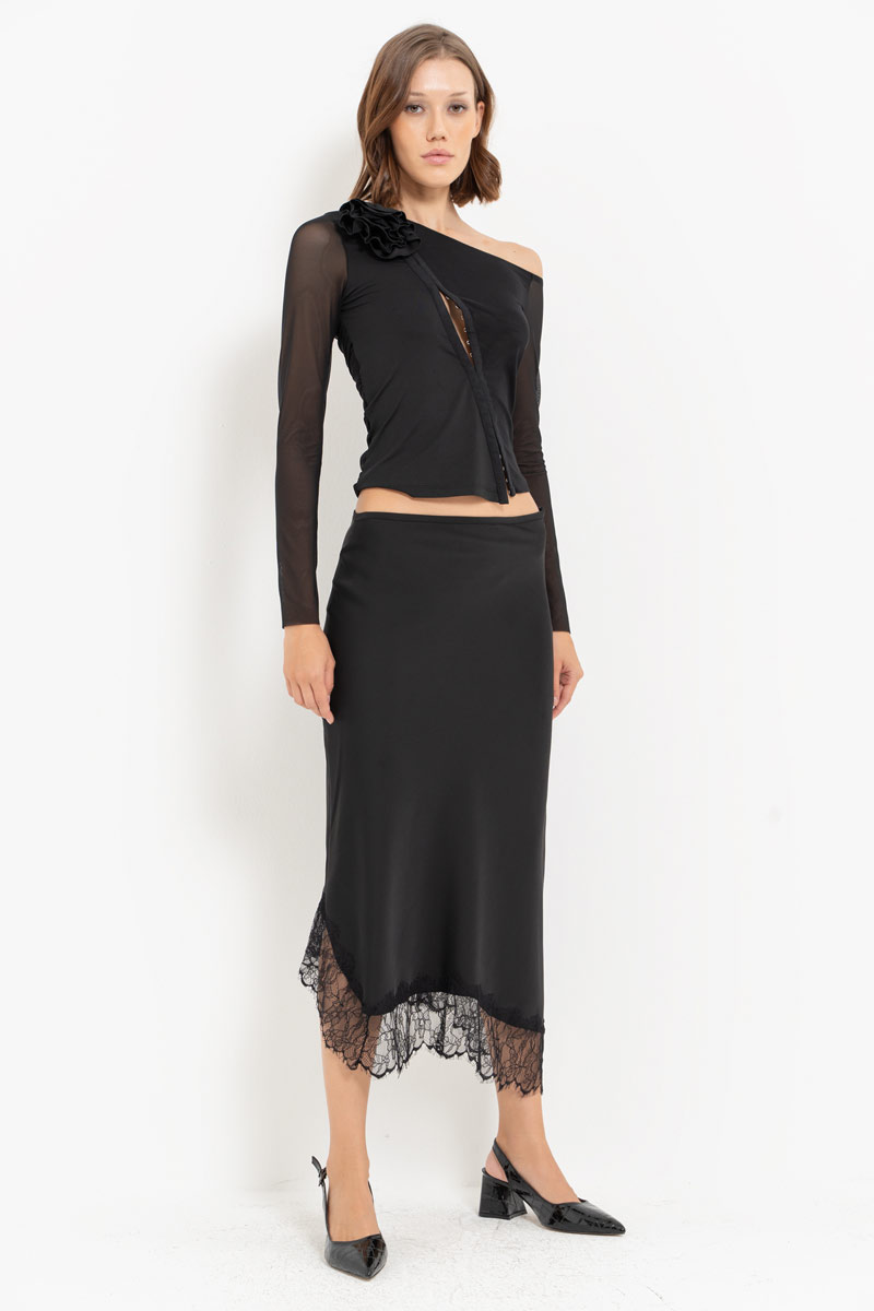 Siyah Gül Detaylı Agraflı Tül Bluz