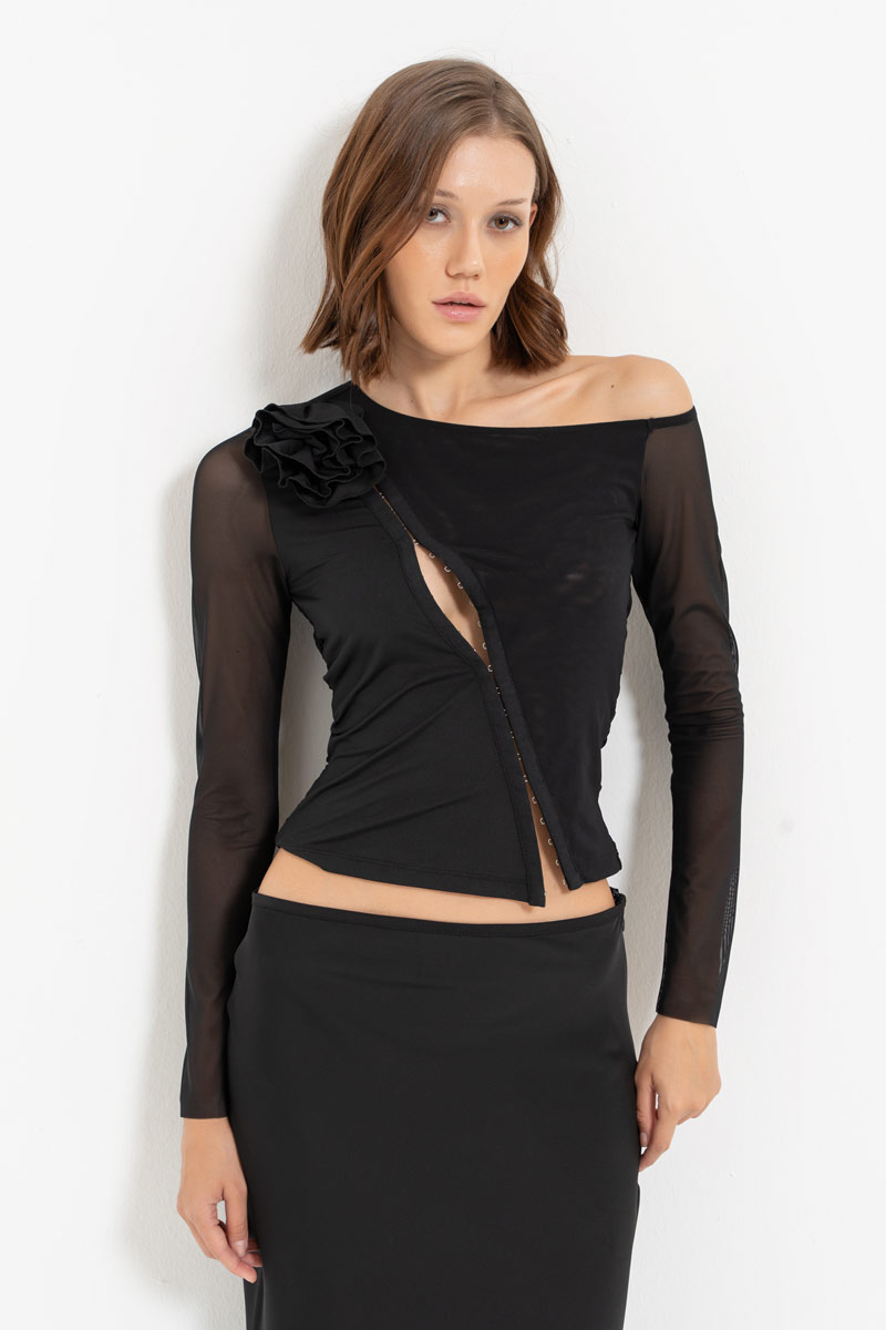 Siyah Gül Detaylı Agraflı Tül Bluz