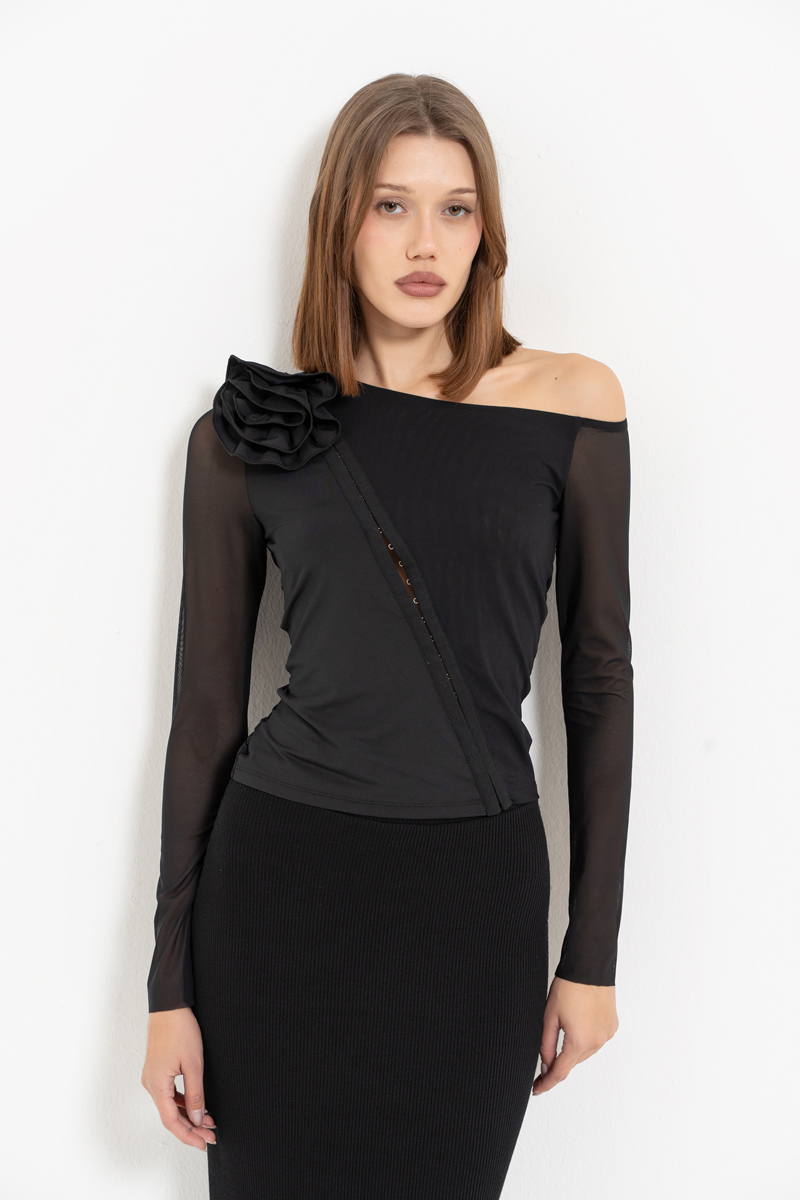 Siyah Gül Detaylı Agraflı Tül Bluz