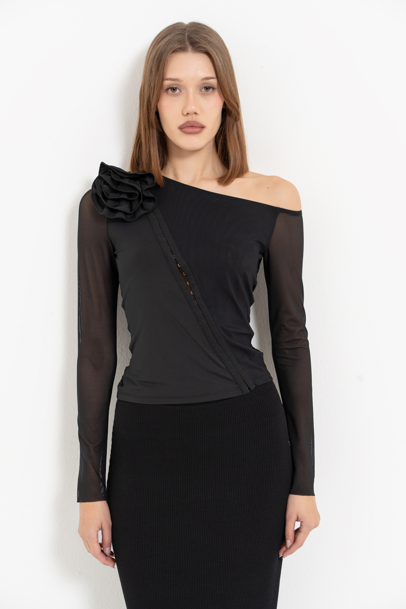 Siyah Gül Detaylı Agraflı Tül Bluz
