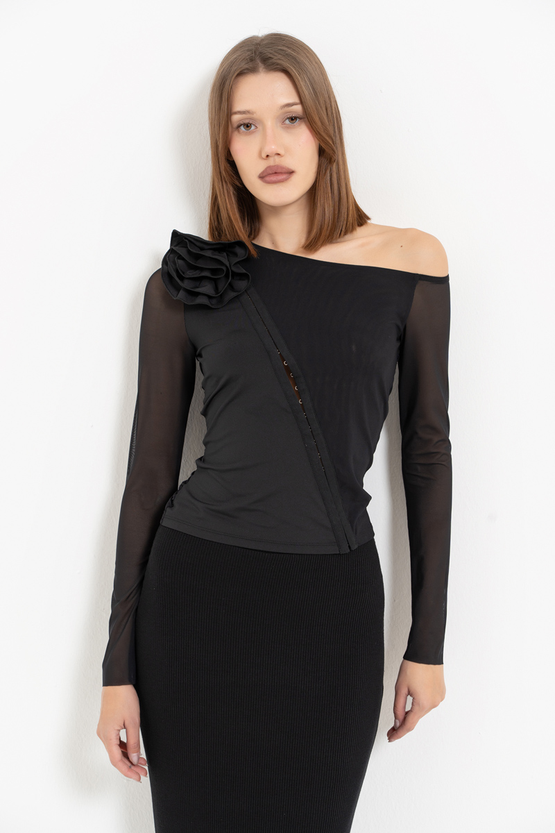 Siyah Gül Detaylı Agraflı Tül Bluz