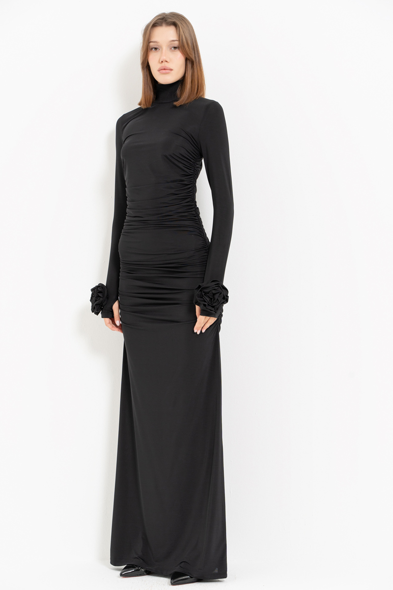 Siyah Balıkçı Yaka Gül Detaylı Elbise