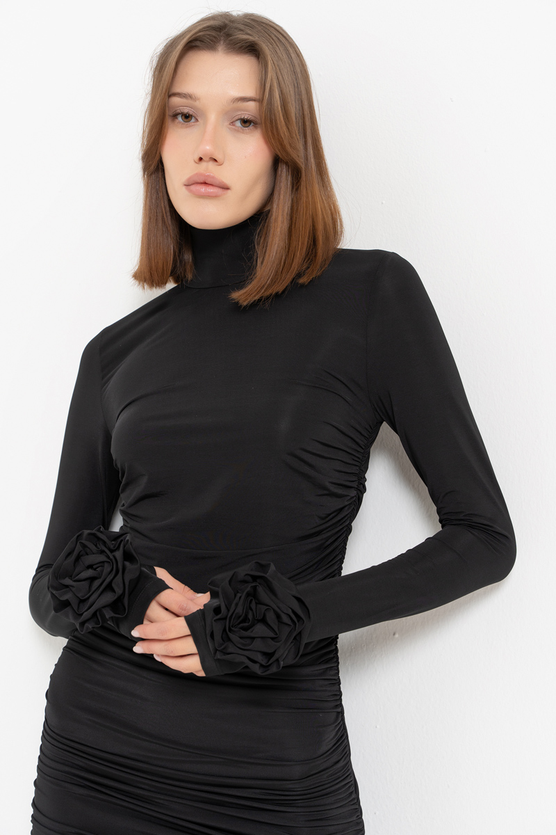 Siyah Balıkçı Yaka Gül Detaylı Elbise