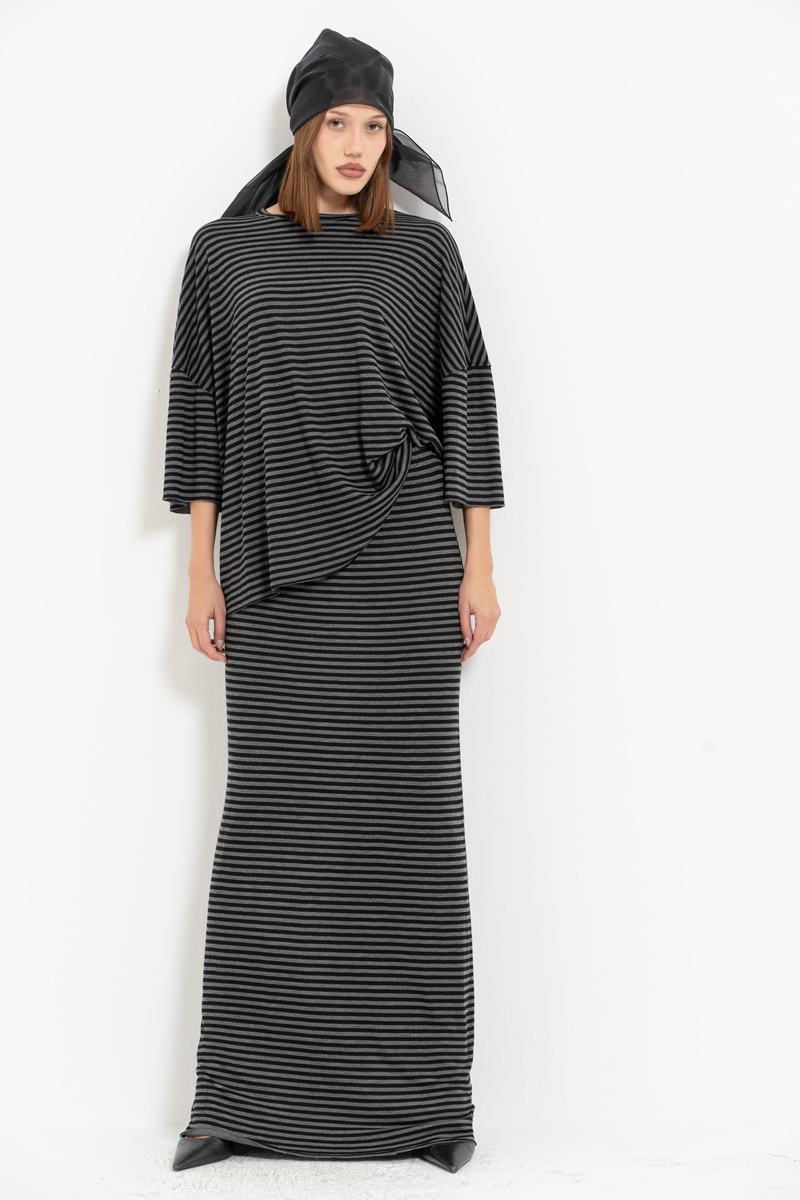 Siyah Kısa Kollu Salaş Bluz & Beli Lastikli Uzun Etek Takım