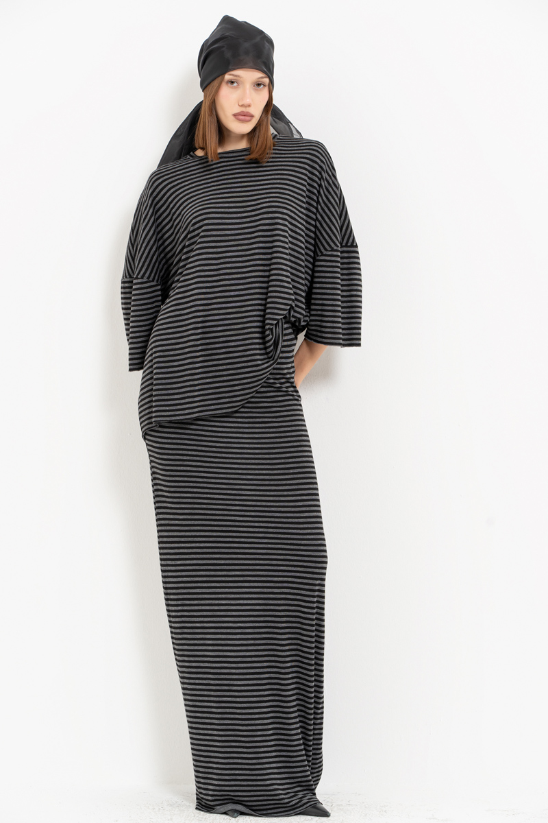 Siyah Kısa Kollu Salaş Bluz & Beli Lastikli Uzun Etek Takım