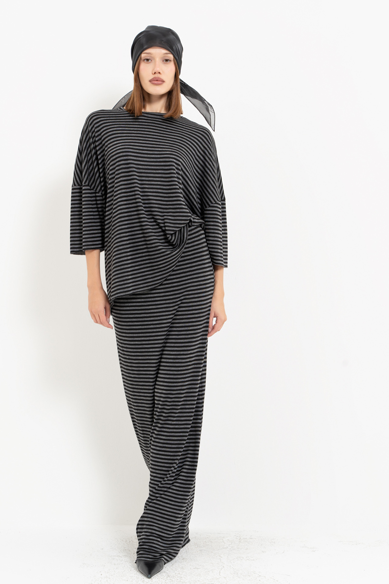 Siyah Kısa Kollu Salaş Bluz & Beli Lastikli Uzun Etek Takım