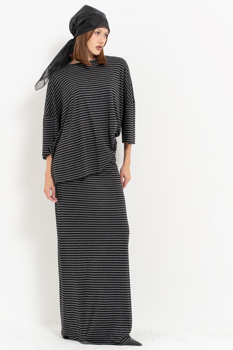 Siyah Kısa Kollu Salaş Bluz & Beli Lastikli Uzun Etek Takım