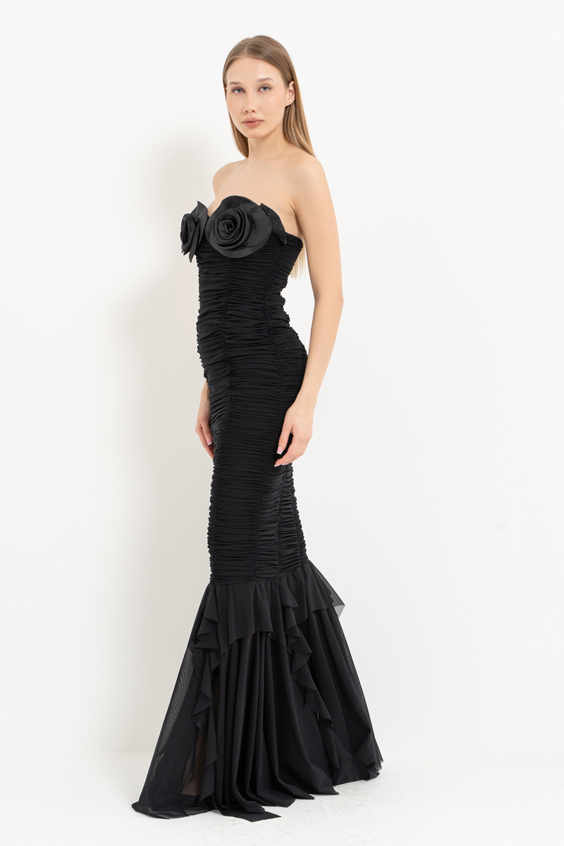 Siyah Gül Detaylı Straplez Uzun Elbise