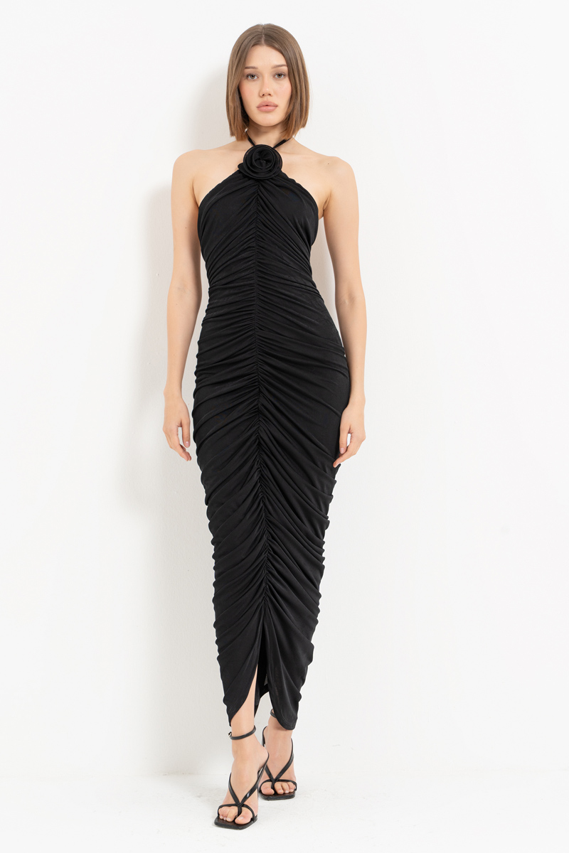 Siyah Sırt Dekolteli Gül Detaylı Büzgülü Elbise