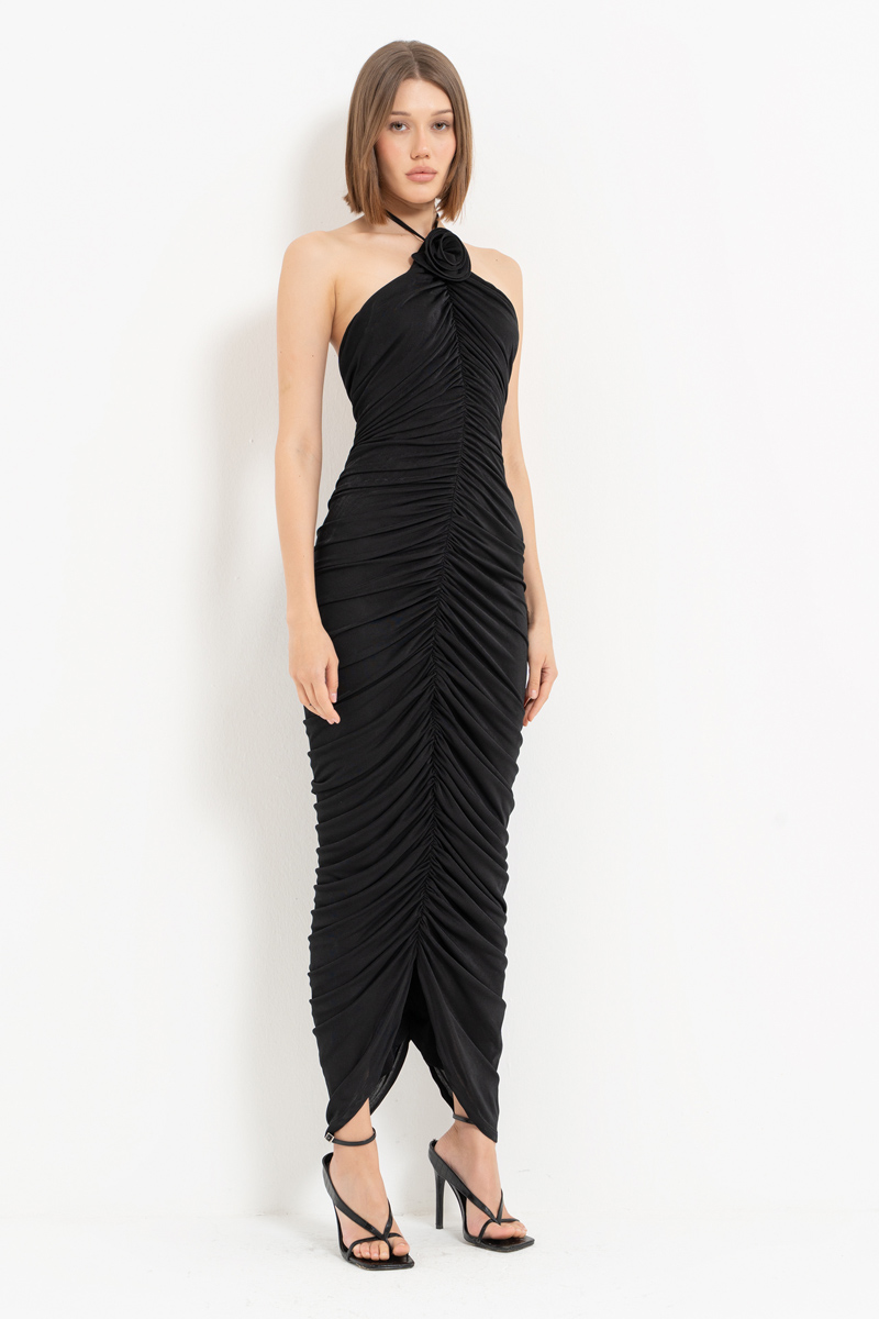 Siyah Sırt Dekolteli Gül Detaylı Büzgülü Elbise