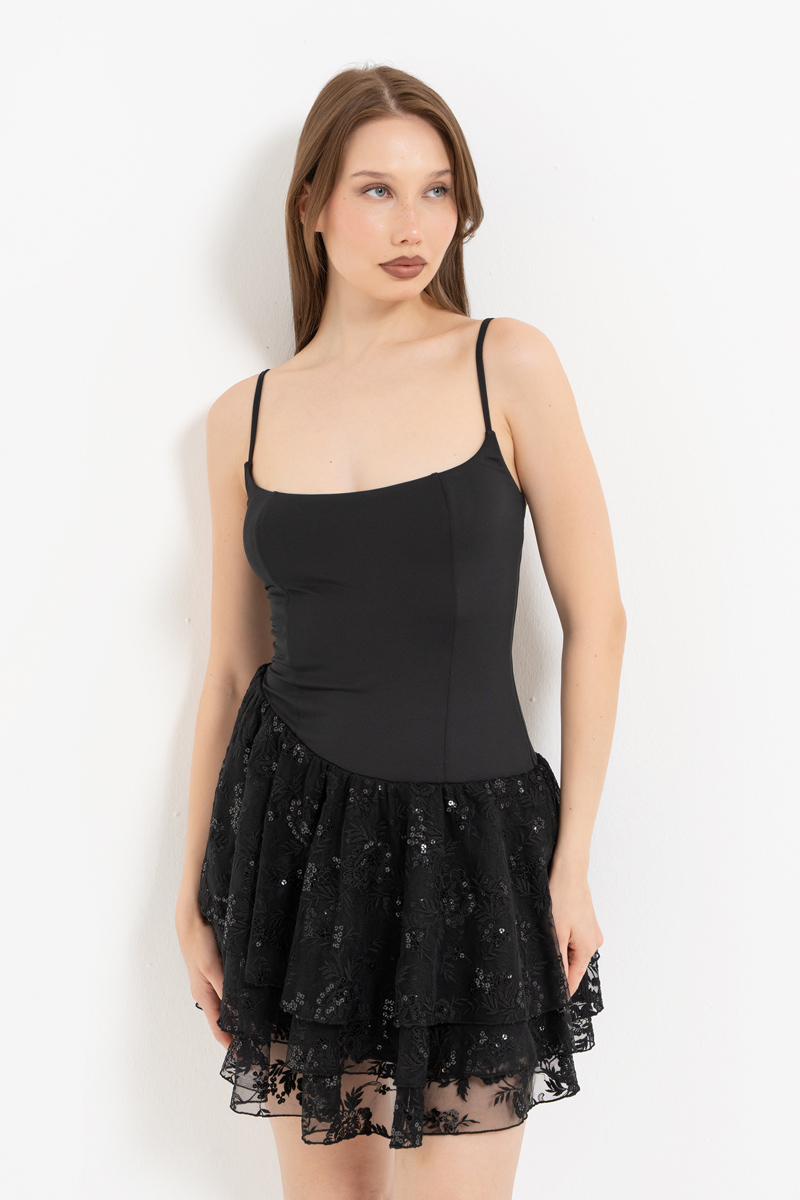 Siyah İşlemeli Etekli İp Askılı Elbise