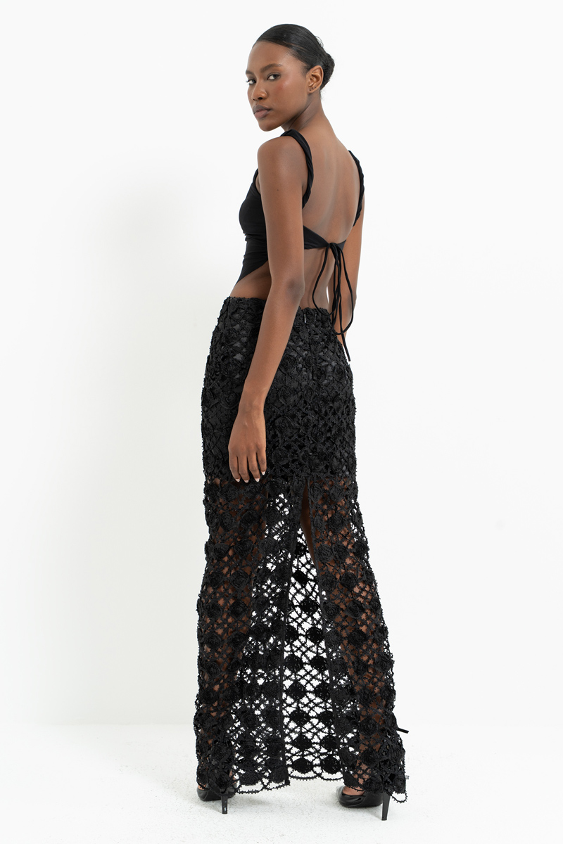 Siyah Arkası Yırtmaç Detaylı Astarlı File Etek