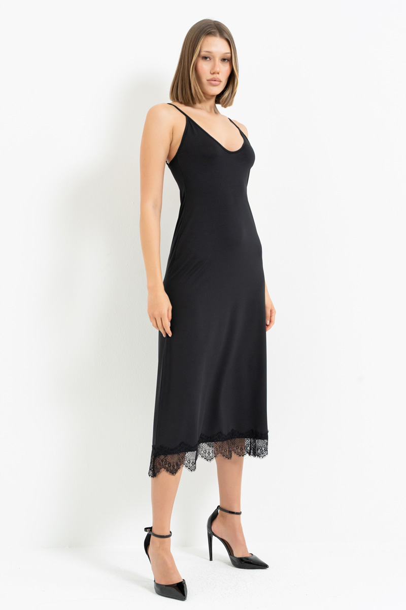 Siyah Dantel Detaylı V Yaka Askılı Elbise