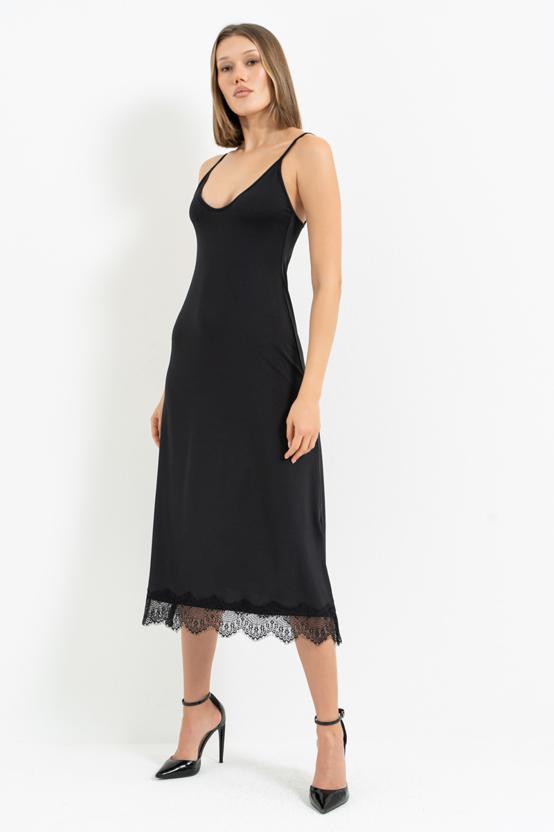 Siyah Dantel Detaylı V Yaka Askılı Elbise