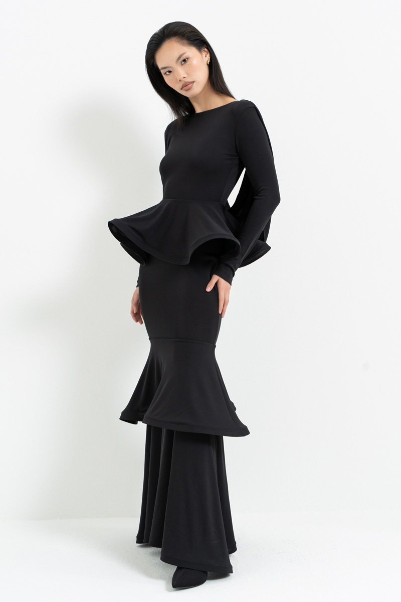 Siyah Sırt Degajeli Katlı Volan Detaylı Uzun Elbise