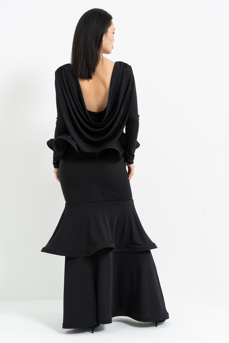 Siyah Sırt Degajeli Katlı Volan Detaylı Uzun Elbise