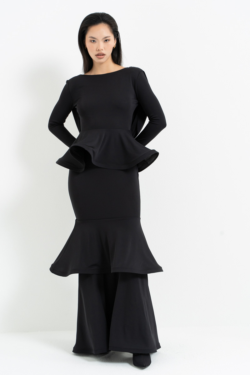 Siyah Sırt Degajeli Katlı Volan Detaylı Uzun Elbise