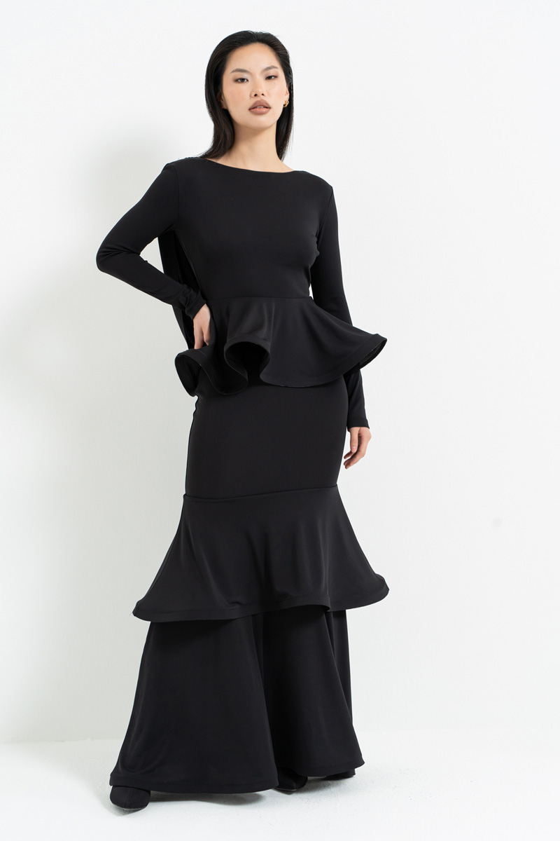 Siyah Sırt Degajeli Katlı Volan Detaylı Uzun Elbise