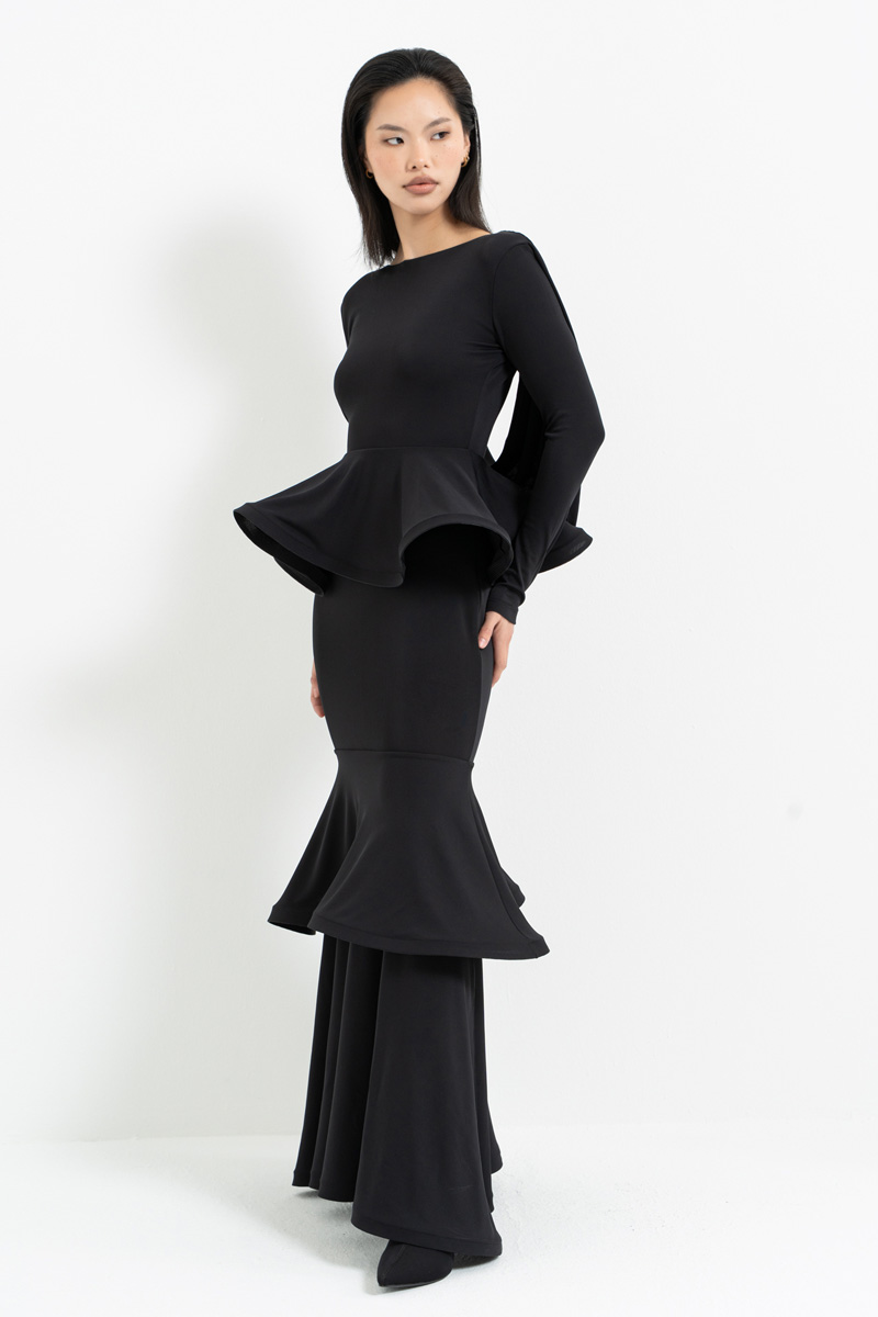 Siyah Sırt Degajeli Katlı Volan Detaylı Uzun Elbise