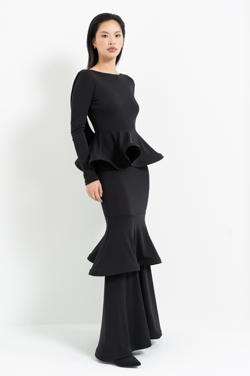 Siyah Sırt Degajeli Katlı Volan Detaylı Uzun Elbise