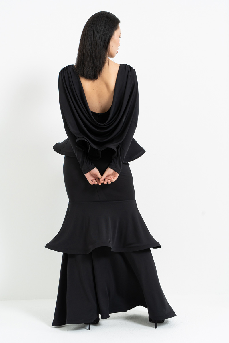 Siyah Sırt Degajeli Katlı Volan Detaylı Uzun Elbise