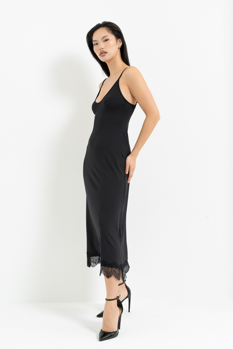 Siyah Dantel Detaylı V Yaka Askılı Elbise