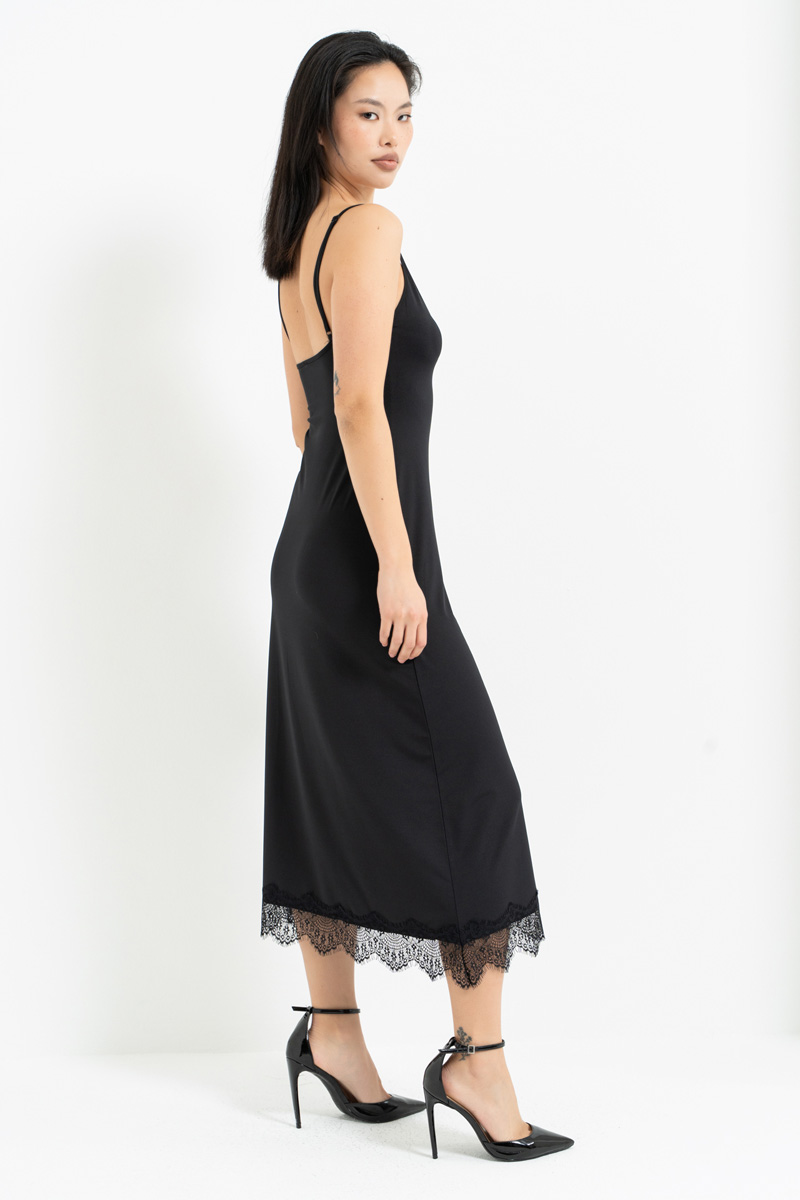 Siyah Dantel Detaylı V Yaka Askılı Elbise