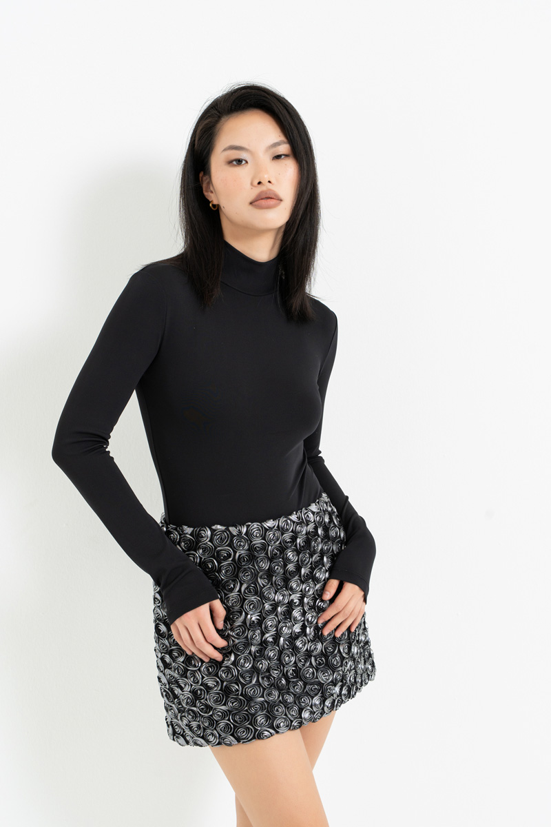 Siyah-Gümüş Balıkçı Yaka Uzun Kollu Bodysuit & Gül Detaylı Mini Etek Takım