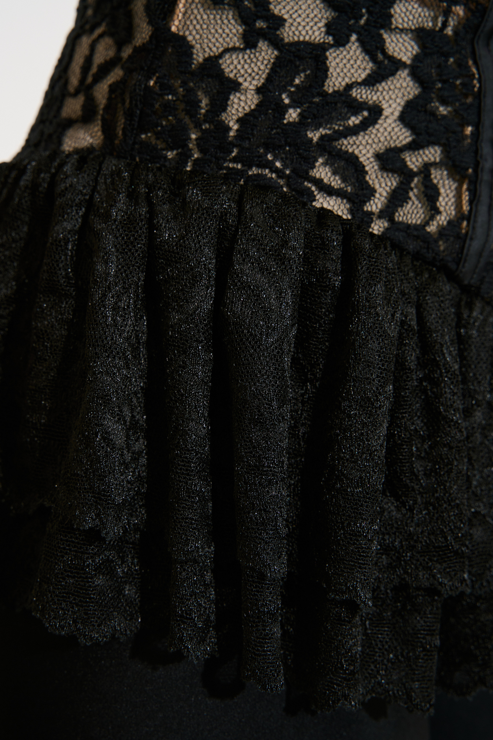 Black-Nude Fırfırlı Kontrast Astarlı Dantel Bluz