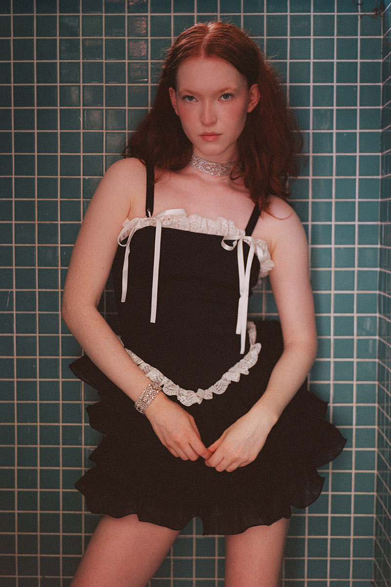 Siyah-Kirli Beyaz Dantel Fırfırlı Askılı Elbise